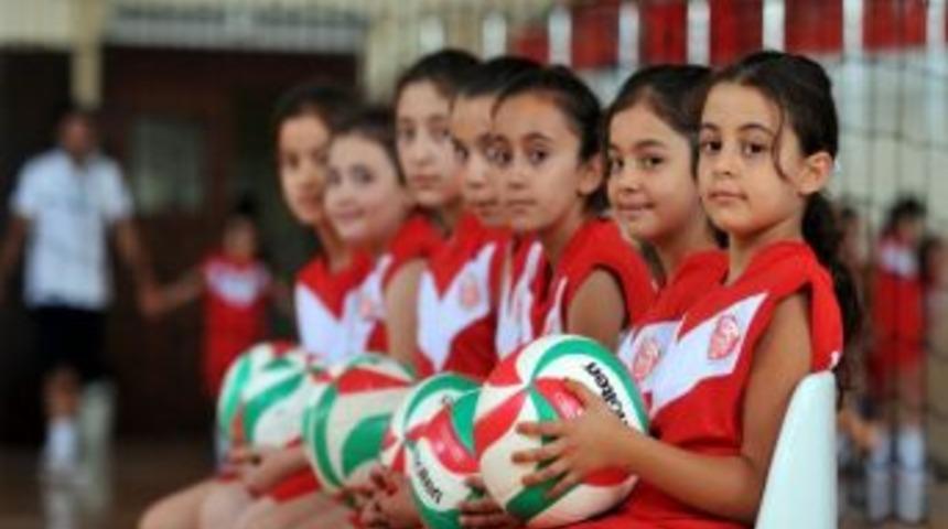 Kepez'de Bin 550 &Ouml;ğrenci Spor Eğitimi Alıyor