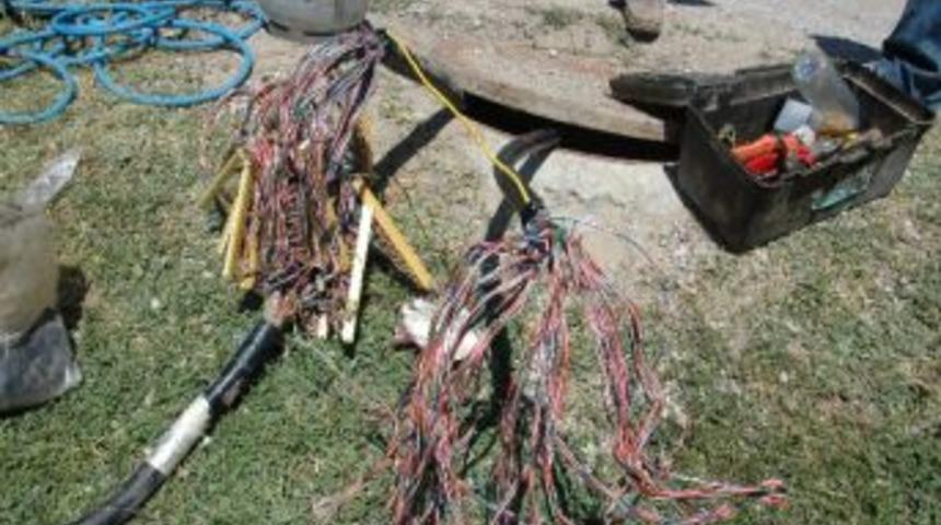 Hırsızlar Kabloları &Ccedil;aldı, İletişim Kesildi