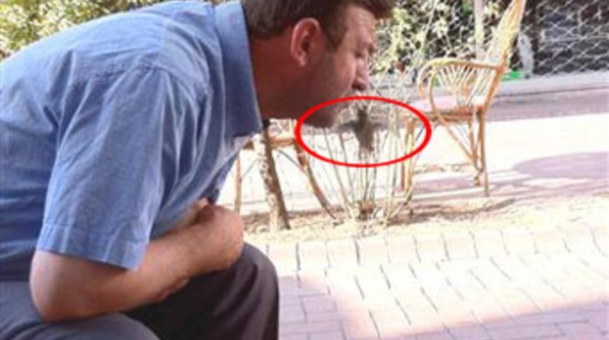 Ağzı ile kuş tutuyor