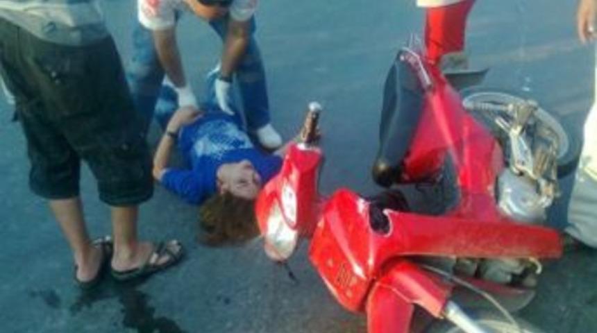 Otomobile &Ccedil;arpan Motosiklette 2 Kişi Yaralandı