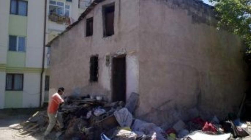 Sivas'ta Bah&ccedil;esi Temizlenen &Ccedil;&ouml;p Ev Boşaltıldı