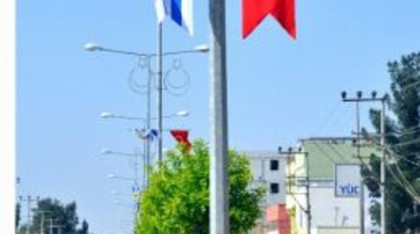 Ak&ccedil;akale Belediyesi İl&ccedil;eyi Bayraklarla Donattı