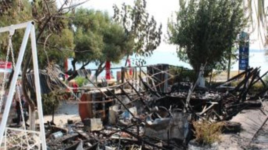 Urla'da Elektrik Kontağından &Ccedil;ıkan Yangında Bir Kafeterya K&uuml;l Oldu