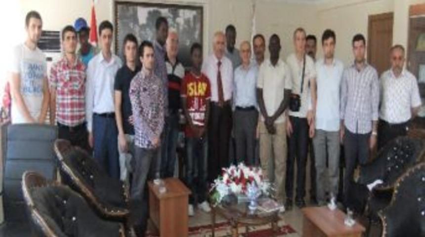 Yabancı &Ouml;ğrenciler M&uuml;ft&uuml; Mustafa &Uuml;sk&uuml;l&uuml;pl&uuml;'y&uuml; Ziyaret Etti