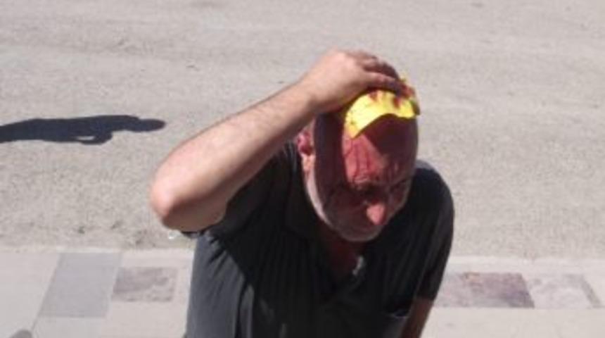 &Ccedil;atıdaki Kiremitleri Onarırken Duvardan D&uuml;ş&uuml;p Yaralandı