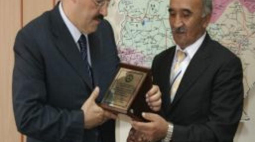 G&ouml;reliler Derneği&rsquo;nden, Zonguldak Valisi Ayyıldız&rsquo;a Plaket