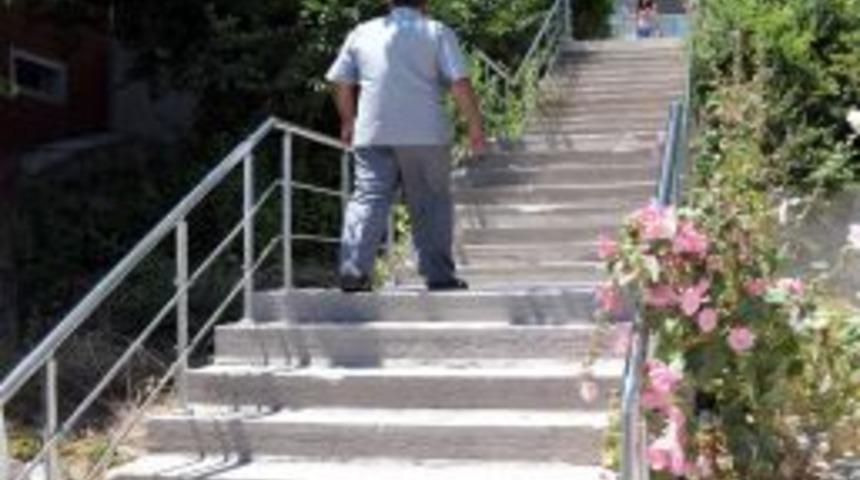 Ke&ccedil;i&ouml;ren'de Dar Sokaklardaki Merdivenler Yenileniyor