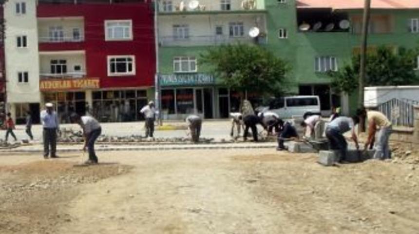 Hizan&rsquo;da Mahalle Ve Sokak Yolları Kilitli Taşla D&ouml;şeniyor