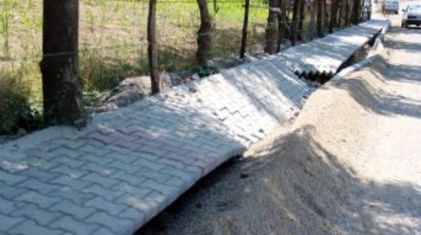 Bartın&rsquo;da Yağmur Kaldırımlar Ve Yolları &Ccedil;&ouml;kertti