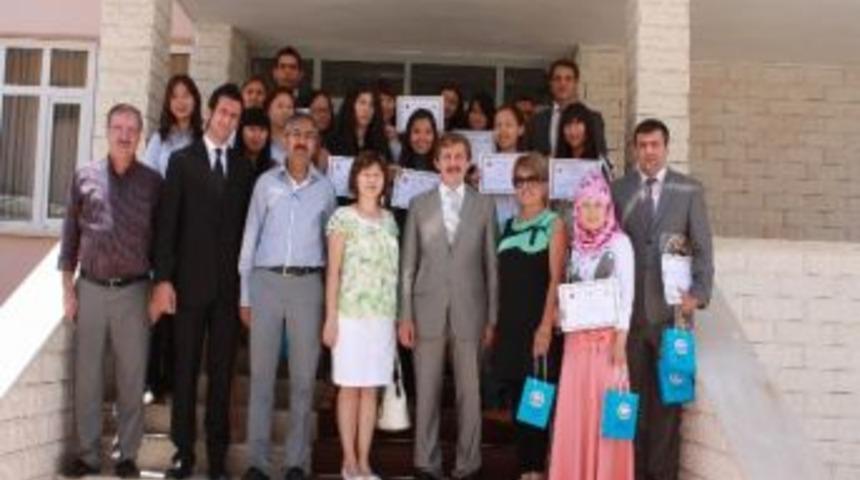 Kazak &Ouml;ğrenciler Sertifikalarını Aldı