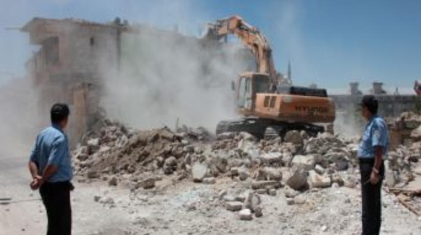 Nevşehir Kalesi Civarında Boşaltılan Konutların Yıkımı S&uuml;r&uuml;yor