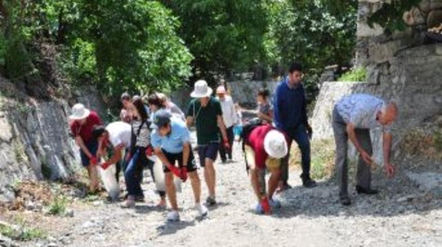 7 Bin Kilometre Uzaktan Gelip Şelaleyi Temizlediler