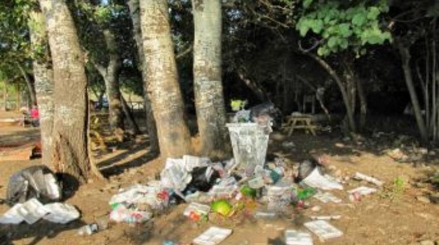 Dilek Yarım Adası Milli Park&rsquo;ında &Ccedil;&ouml;p Konteynırları Yetersiz Kalıyor