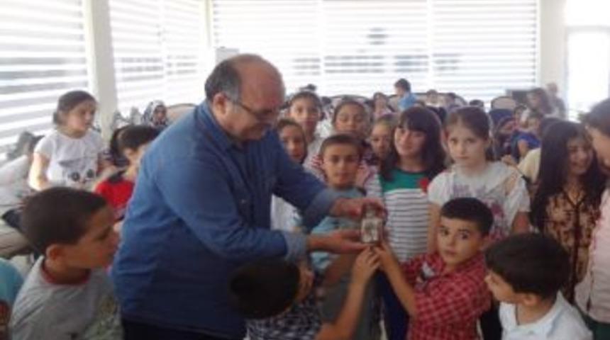 &Ccedil;ocuklar Tatil Har&ccedil;lıklarını Yetimlere Bağışladı