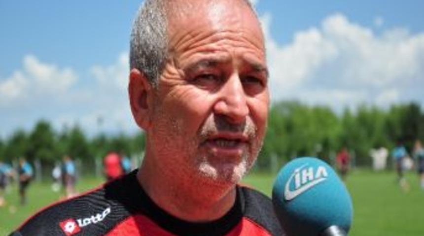 &Ccedil;akyur Rizespor Teknik Direkt&ouml;r&uuml; Engin Korukır: