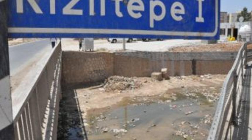 Vatandaşlar Derede Akan Pis Sulara Tepki G&ouml;sterdi