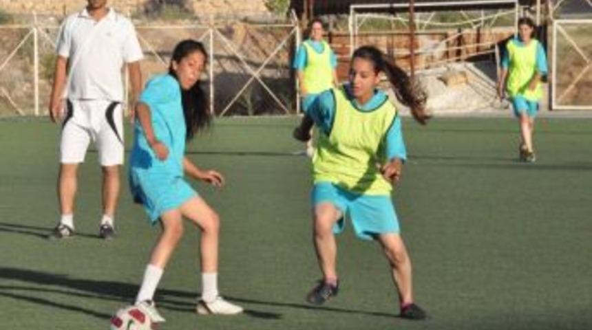 Bayan Futbol Takımı U-17 Ligi'ne Hazırlanıyor