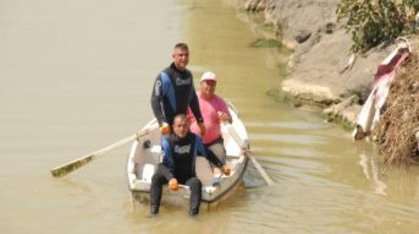 Selde Batan Kayıklar &Ccedil;ıkartılmaya Başlandı