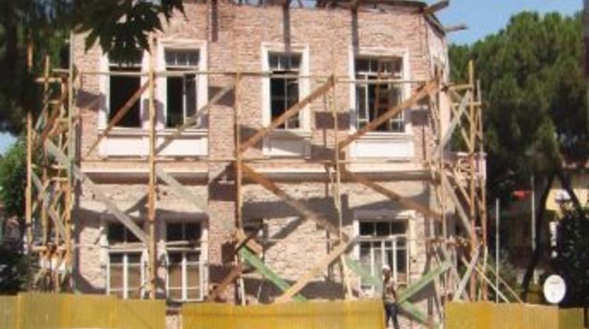 Alaşehir'de Tarihi K&uuml;t&uuml;phane Restore Ediliyor