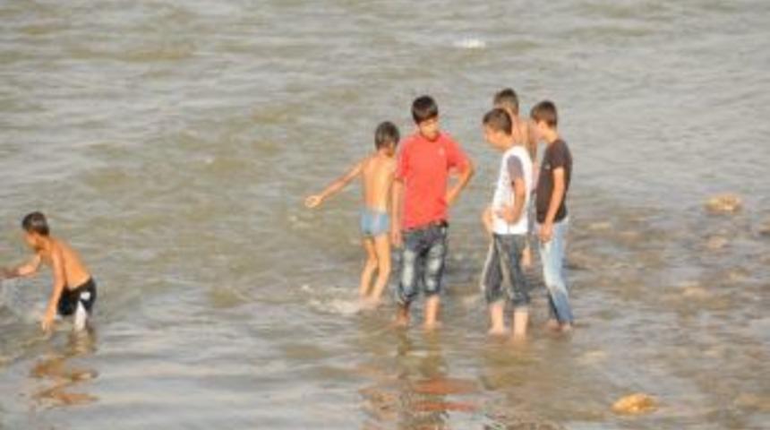 Cizrede Sıcaktan Bunalan &Ccedil;ocuklar Tehlikeye Kula&ccedil; Atıyor