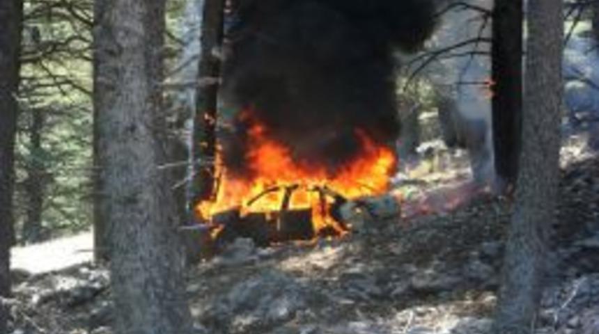 Seyir Halindeyken Yanan Otomobil Az Daha &Ouml;l&uuml;deniz'de Ormanı Yakıyordu