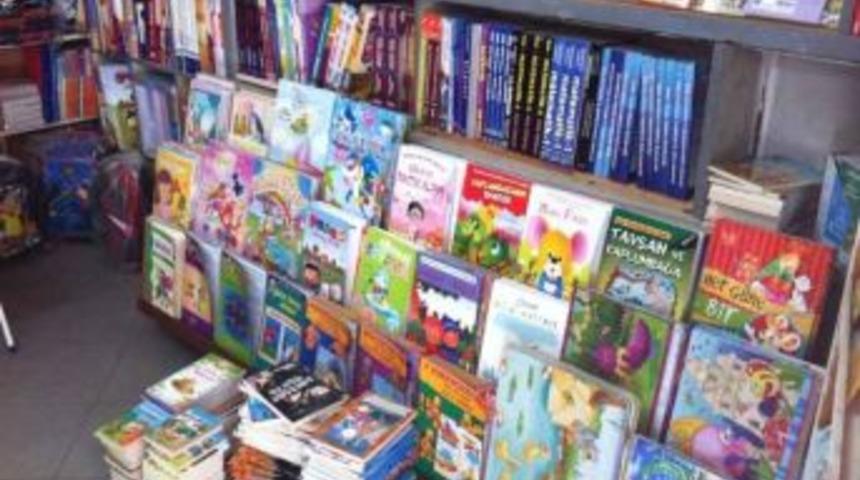 İzmir&rsquo;de Korsan Cd Ve Kitap Operasyonu