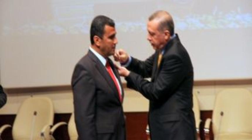 Payas Belediye Başkanı Bekir Altan&rsquo;ın Parti Rozetini Başbakan Erdoğan Taktı