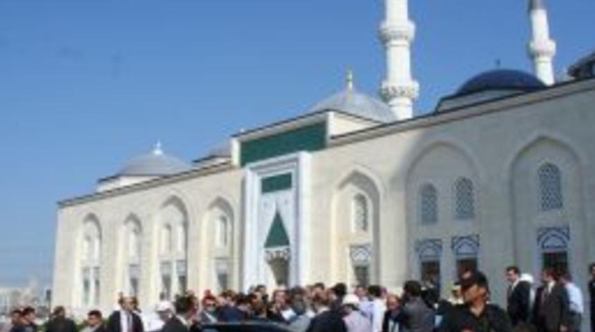 Erdoğan, Ataşehir&rsquo;deki Mimar Sinan Camii&rsquo;ni Ziyaret Etti