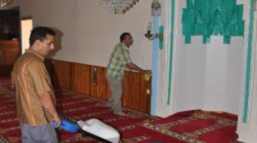 Fo&ccedil;a&rsquo;da Ramazan Ayı &Ouml;ncesi Temizlik &Ccedil;alışmaları Devam Ediyor