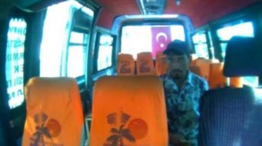 Yolcu Olarak Bindiği Minib&uuml;sten Cep Telefonu &Ccedil;alarak İndi