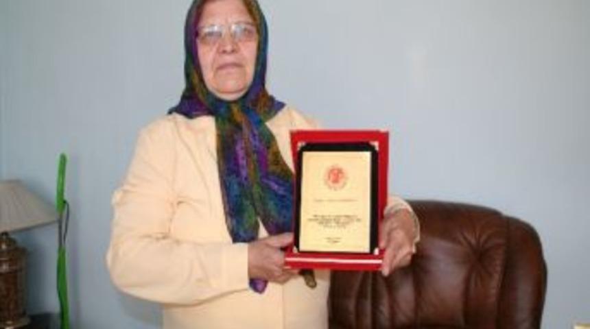 Devrek&rsquo;te Hayırsever Vatandaşa Deimder&rsquo;den Plaket