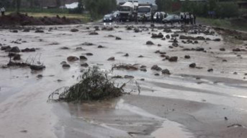 Ardahan-Erzurum Yolu Bir Saat Ulaşıma Kapandı
