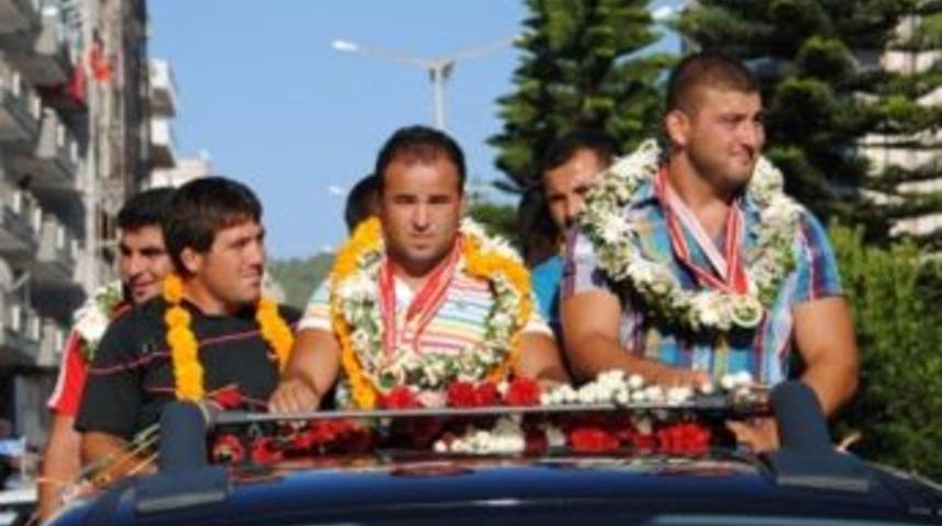 Kırkpınar fatihleri coşkuyla karşılandılar
