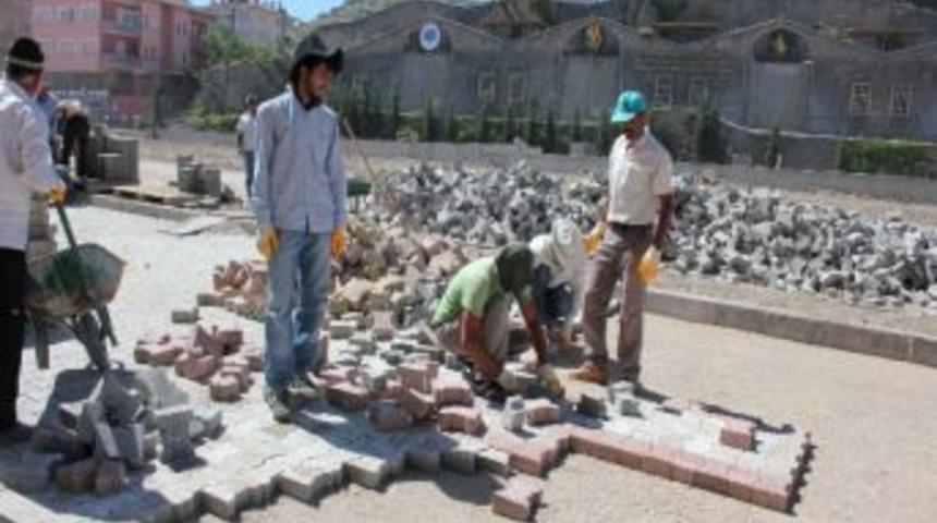 Necip Fazıl K&ouml;pr&uuml;l&uuml; Kavşağı'nda Yoğun Mesai S&uuml;r&uuml;yor