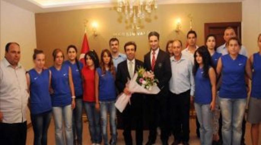 Pamuksporlu Oyunculardan G&uuml;zeloğlu&rsquo;na Ziyaret