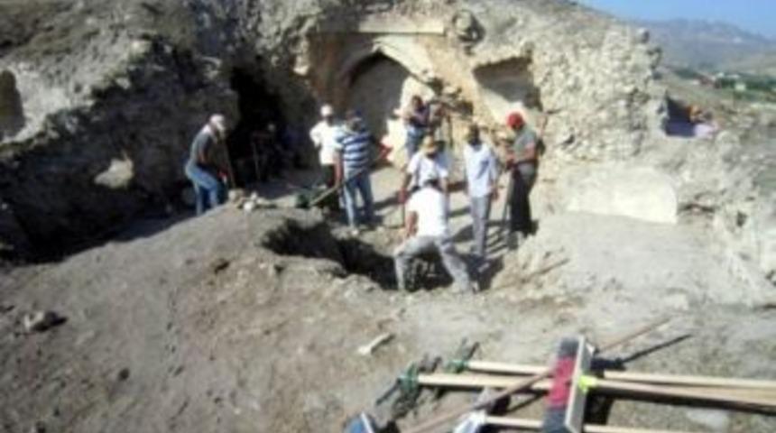 Kemah Kalesi&rsquo;nde Arkeolojik Kazı &Ccedil;alışmaları