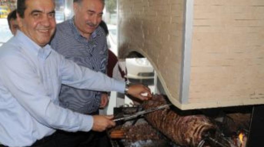 Yılmaz Ve Saygılıoğlu Birlikte Cağ Kebabı Kesti
