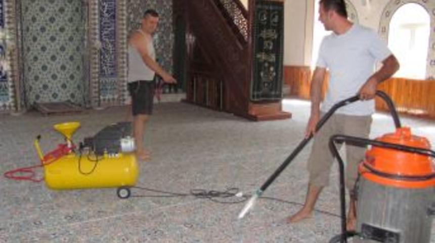 Altınoluk Belediyesi Camilerde Ramazan Temizliği Yaptı