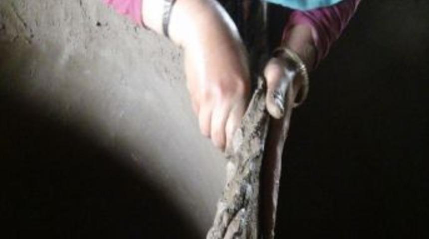 Kadınlar Ekmeklerini &Ccedil;amurdan &Ccedil;ıkarıyor