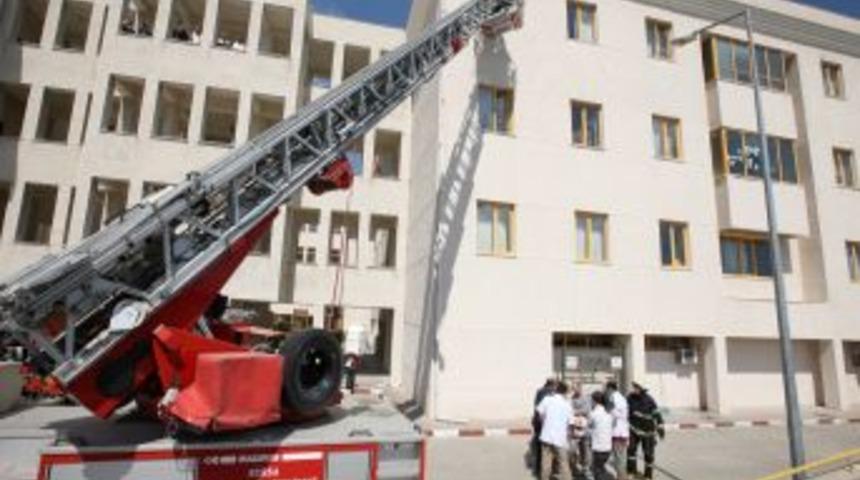 İtfaiyenin &Ccedil;ocuk Hastanesinde Ger&ccedil;ekleştirdiği Tatbikat Ger&ccedil;eği Aratmadı