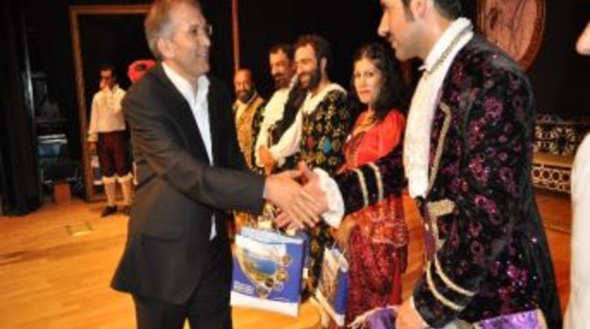 Tatvan&rsquo;da K&uuml;rt&ccedil;e Tiyatro Oyunu Sahnelendi