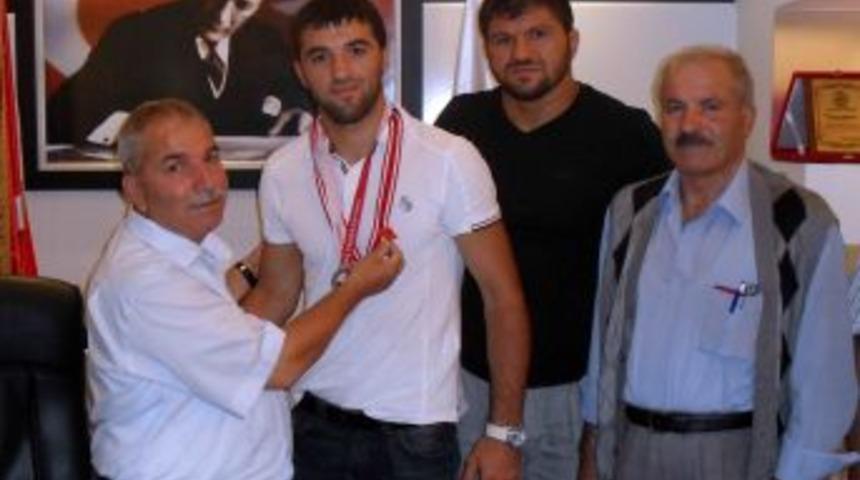 Demirtaş Başarıyı Altınla &Ouml;d&uuml;llendirdi