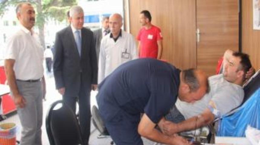 Vali Erden Kan Bağışı Aracını Ziyaret Etti
