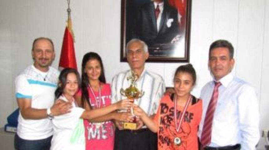 Emniyet&rsquo;in Şampiyon Kızları Kupayı Akbaş&rsquo;a Sundu