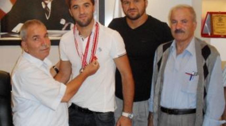 Başkan Demirtaş&rsquo;tan Başarılı Pehlivana Altın