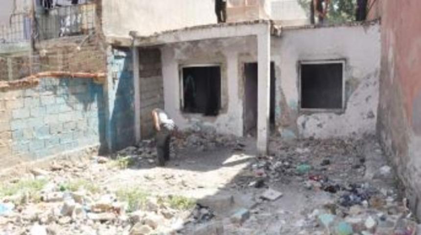 Madde Bağımlılarının Mekanı Haline Gelen 4 Harabe Ev Yıkıldı