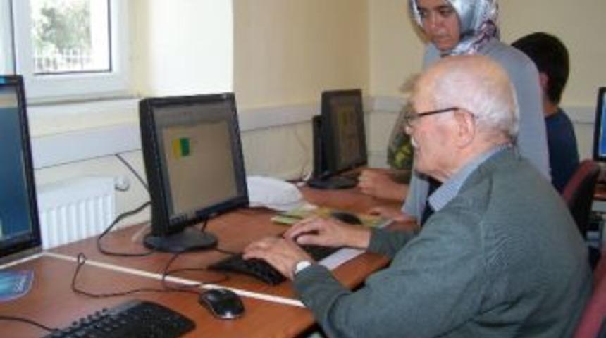 73 Yaşında Bilgisayarla Tanıştı