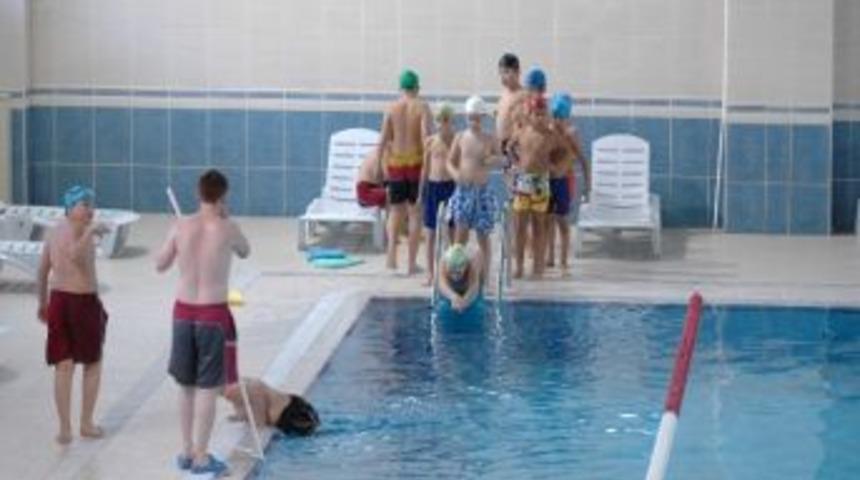 Bağcılar&rsquo;da Y&uuml;zme Bilmeyen &Ouml;ğrenci Kalmayacak