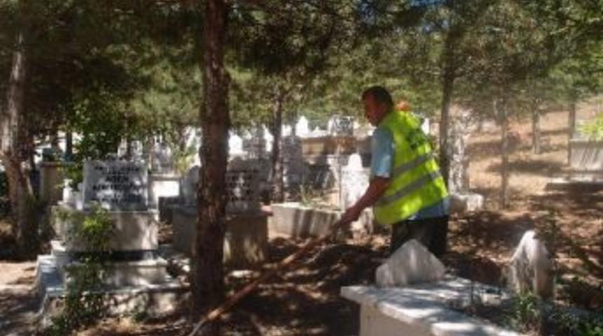 Sungurlu&rsquo;da Mezarlıklar Bakıma Alındı