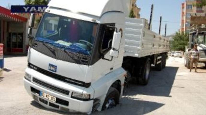 Tır&rsquo;ın Lastiği Sıcak Hava Nedeniyle &Ccedil;&ouml;ken Asfalta G&ouml;m&uuml;ld&uuml;